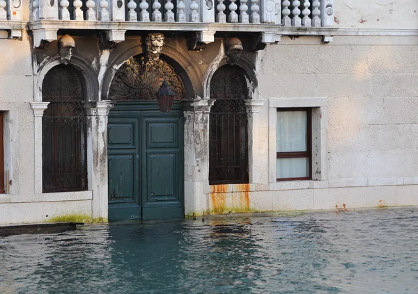 Veneza casa durante a maré alta — Fotografia de Stock