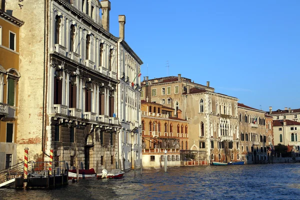 Palacios y casas de Venecia durante la marea alta — Foto de Stock