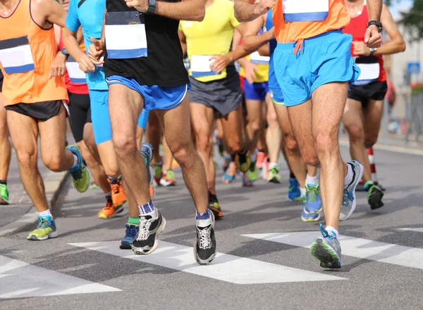 Koşucular sokak şehirde maraton sırasında — Stok fotoğraf