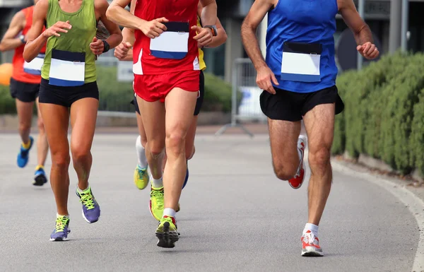 Läufer beim Marathon in der Stadtstraße — Stockfoto