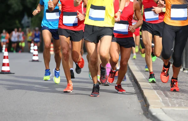 Koşucular kasabada yolda maraton sırasında — Stok fotoğraf