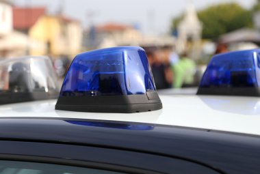 İtalyan polisi arabanın mavi sirenler
