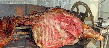 Yemek sırasında bile delip et lokantası ızgara bir boğa ile