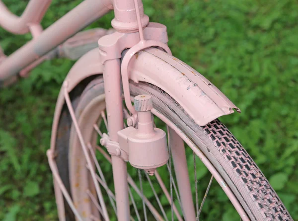 Detalhe da bicicleta velha com o dispositivo de dínamo de garrafa da cabeça — Fotografia de Stock