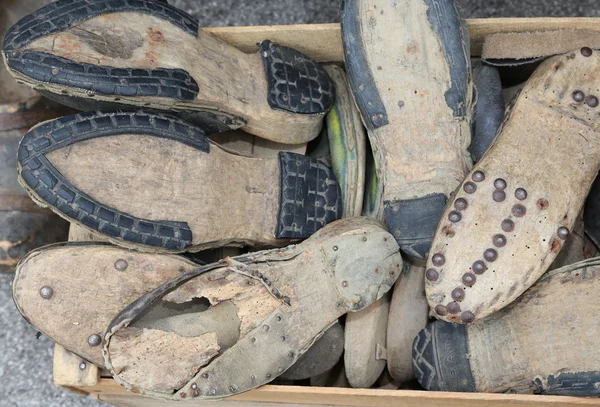 Viele kaputte Schuhe in der Werkstatt eines Akkordeonspielers — Stockfoto