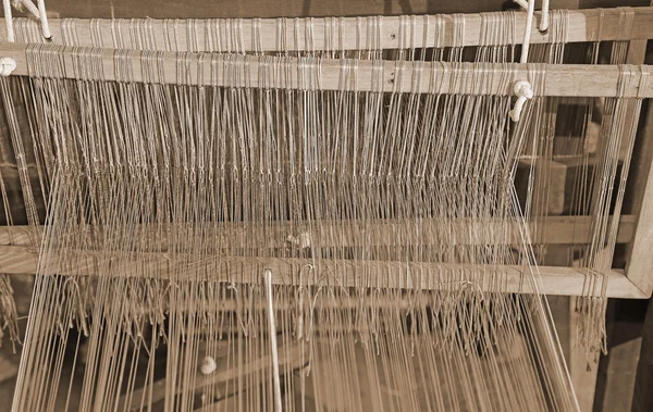 Деревянная прядильная рама для обработки текстиля — стоковое фото
