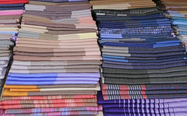 Šátky a štoly a tkaniny na prodej v obchodě — Stock fotografie