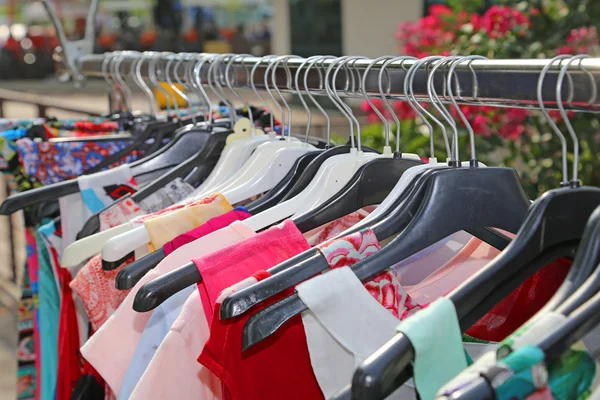 Ropa de estilo vintage para la venta en el mercado de pulgas al aire libre — Foto de Stock