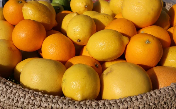 Orange and yellow lemons for sale in greengrocers shop in Italy — Zdjęcie stockowe