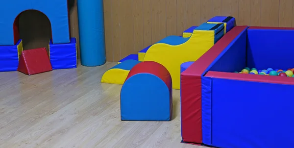 Тренажерный зал для физических упражнений детей в детском саду — стоковое фото