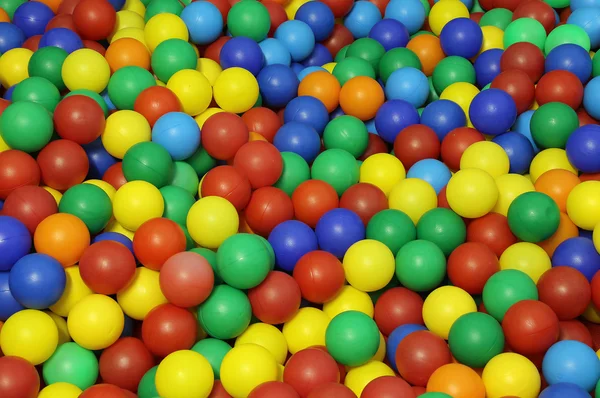 Fundo de muitas bolas de plástico em uma piscina — Fotografia de Stock