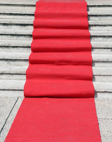 Schodiště s červený koberec přivítat VIP — Stock fotografie