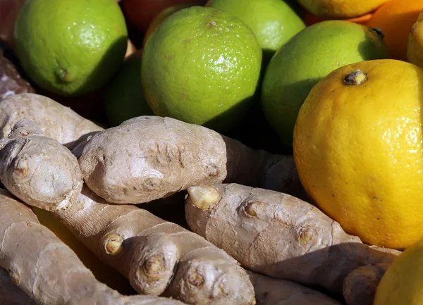 Lime grön och citrongul och ingefära rot till salu — Stockfoto