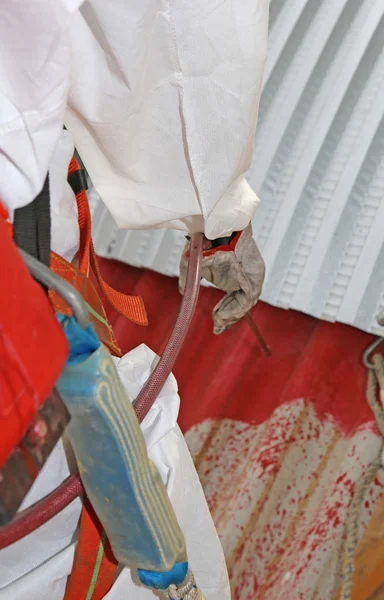 Trabalhador durante a remediação do amianto do telhado — Fotografia de Stock