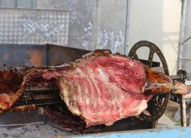 Mekanize Rotisserie bile delip boğa tükürük pişmiş