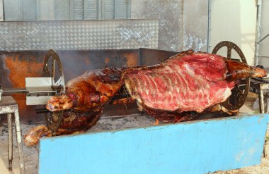 dev bir şiş ve pişiyor bir boğa ile Restoran