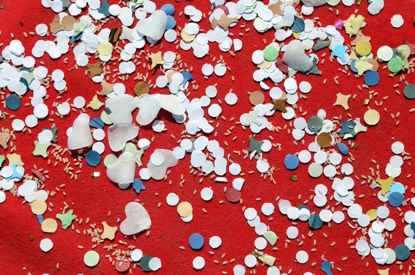 Background of confetti and rice in the red carpet after the part — Stock Photo, Image