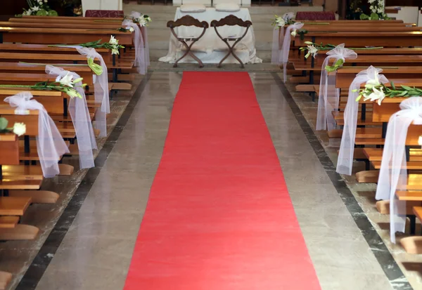 教堂的内部装饰着白色的花朵 — 图库照片