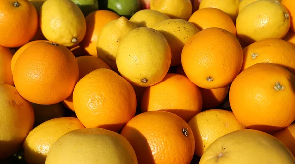 Mogen Orange och gul sicilianska citroner till salu i greengrocers — Stockfoto