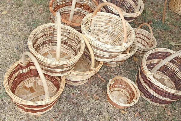 Cestas de mimbre hechas a mano por un artesano — Foto de Stock