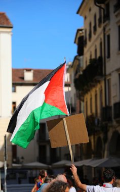 Avrupa şehir merkezindeki bir plazada dev bir pankartıyla büyük bir Filistin yanlısı miting.