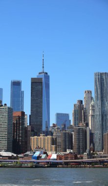New York, New York, ABD - 22 Ağustos 2025: Manhattan 'da özgürlük kulesi ve doğu nehri manzaralı New York şehri silueti