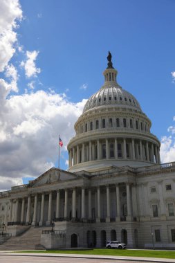 Washington, DC, ABD - 26 Ağustos 2025: Kongre Kubbesi ve Kongre merdiven koltuğu üzerinde Özgürlük Heykeli