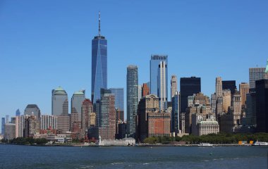 New York, New York, ABD - 22 Ağustos 2025: Manhattan Skyline ve WTC ve Özgürlük Kulesi 'nin gökdelenleri
