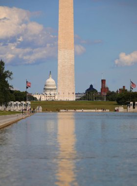 Washington, DC, ABD - 26 Ağustos 2025: Washington Anıtı Obelisk Mall havuzu ve Capitol Hill kubbesine yansıyor