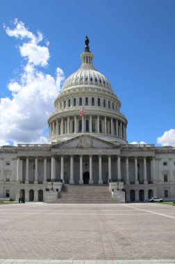 Washington, DC, ABD - 26 Ağustos 2025: Başkent Kubbesi mavi gökyüzünde beyaz bulutlar Amerikan yasama gücünü simgeliyor