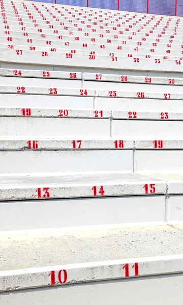 スポーツ前に近代的なスタジアムのスタンドの番号付きの手順 — ストック写真