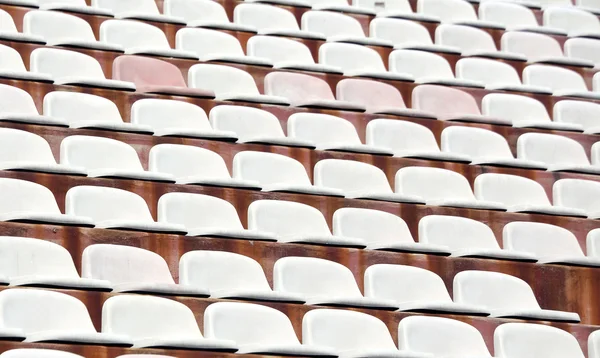 Assentos brancos em estandes vazios de um estádio moderno — Fotografia de Stock