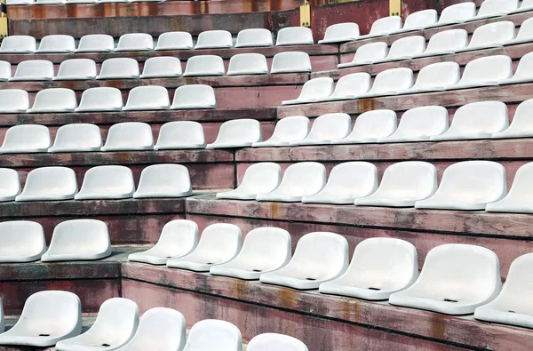 Белые стулья в пустых стендах современного стадиона — стоковое фото