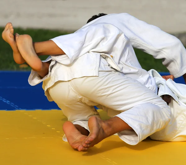 Ludzie walczyć z martial arts podczas imprez sportowych — Zdjęcie stockowe