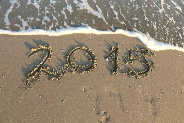 Inscription year 2015 in the sand of the sea with waves — Stock Photo, Image