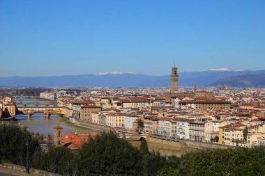 panoramik hava manzarası Floransa İtalya Toskana bölgesi şehir karlı dağlar arka planda