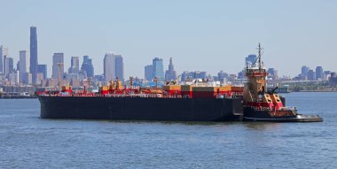 Büyük kargo gemisi, malların okyanus kıyısındaki metropollere taşınması için yola çıktı.