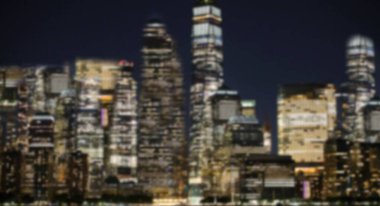 Kasıtlı olarak bulanık metropol gece arkaplanı ve gökdelen ışıkları fro seyahat için ideal.