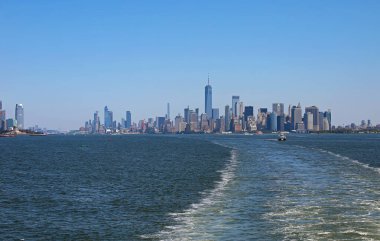 Staten Island 'a ve New York' taki Manhattan ufuk çizgisine insan ve yolcu taşıyan feribot kalkmak üzere.