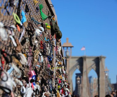 Birçok kurdele, kablo ve fiyonk Brooklyn Köprüsü 'ne bağlıydı. Ve arka plandaki kulede ABD bayrağı vardı.
