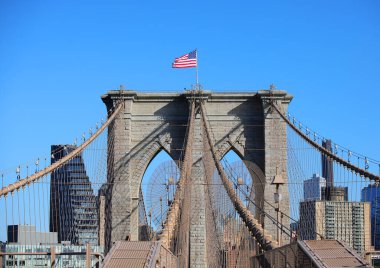 New York 'taki Brooklyn Köprüsü' nün ikonik görüntüsü. Üzerinde Amerikan bayrağı sallanıyor.