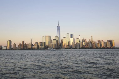 Hudson Nehri 'nin sakin suları ve New Jersey' den gün batımında Manhattan ufku.
