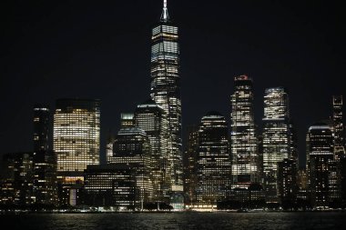 Manhattan 'ın nefes kesici gece silueti New York Amerika ve binaların ve gökdelenlerin ışıkları.