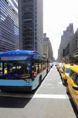 Manhattan New York 'ta yoğun bir caddede trafik ve sarı taksiler sıkıştı.