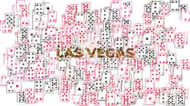 Kumarhane ve bahis konsepti için ideal olan büyük altın desenli Las Vegas harflerinin etrafına saçılmış sayısız kumar kartı.