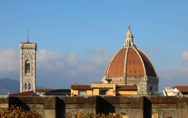 Floransa Duomo 'nun ender görülen çan kulesi ve orta İtalya' daki brunelleschi kubbesi manzarası.