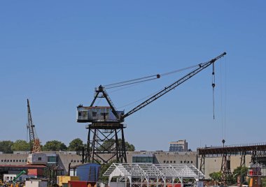 Uluslararası bir ticaret terminalinde ağır yük kutularını taşımak için büyük bir liman girişi