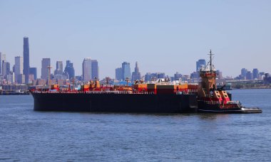 Malı ve malları deniz kenarındaki büyük şehre taşıyan büyük bir yük gemisi.