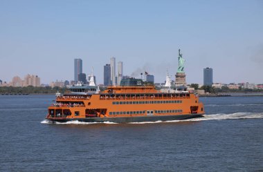Manhattan 'dan Staten Island' a giden sarı feribot New York 'taki ünlü Özgürlük Heykeli' ni görebilen turistler ve banliyö sakinleri için bedava.