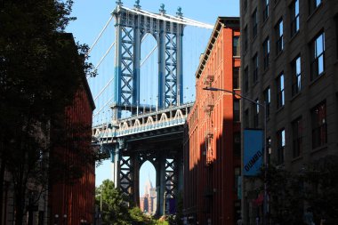 Manhattan Köprüsü Kulesi 'nin ikonik görüntüsü. Arka planda Empire State binası ve Brooklyn' deki Dumbo bölgesinden görünüyor.